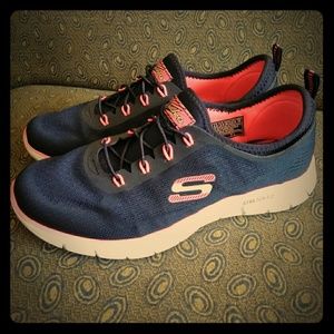 Womens Sketchers Snearkers 6.5